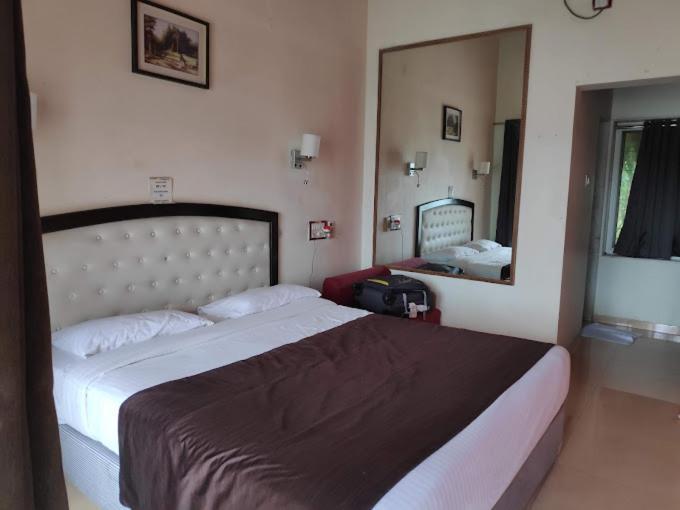 Whispering Woods Resort Lonavala Bagian luar foto